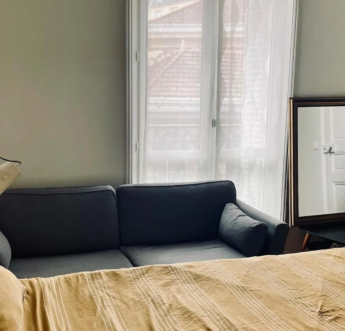 Stylish Parisian Montmartre 2Br Apartment 0*, Paris