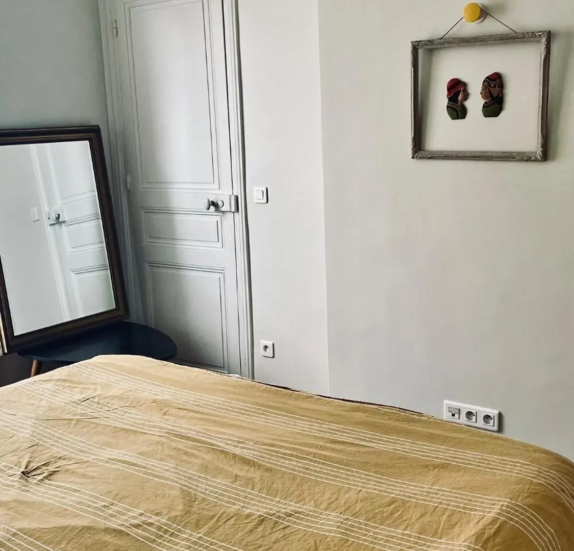 Stylish Parisian Montmartre 2Br Apartment 0*, Paris Frankrig