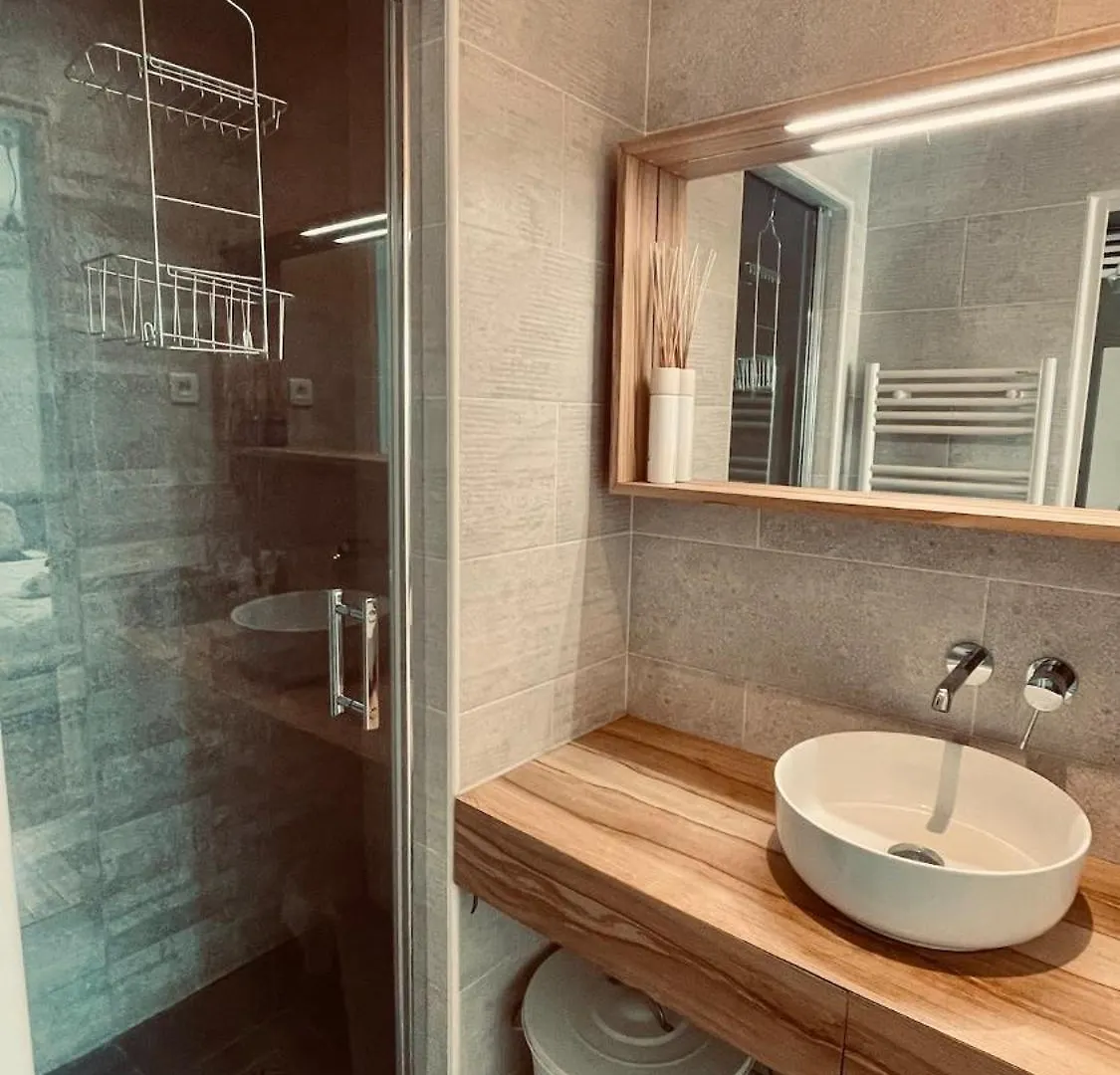 Stylish Parisian Montmartre 2Br Apartment 0*, Paris