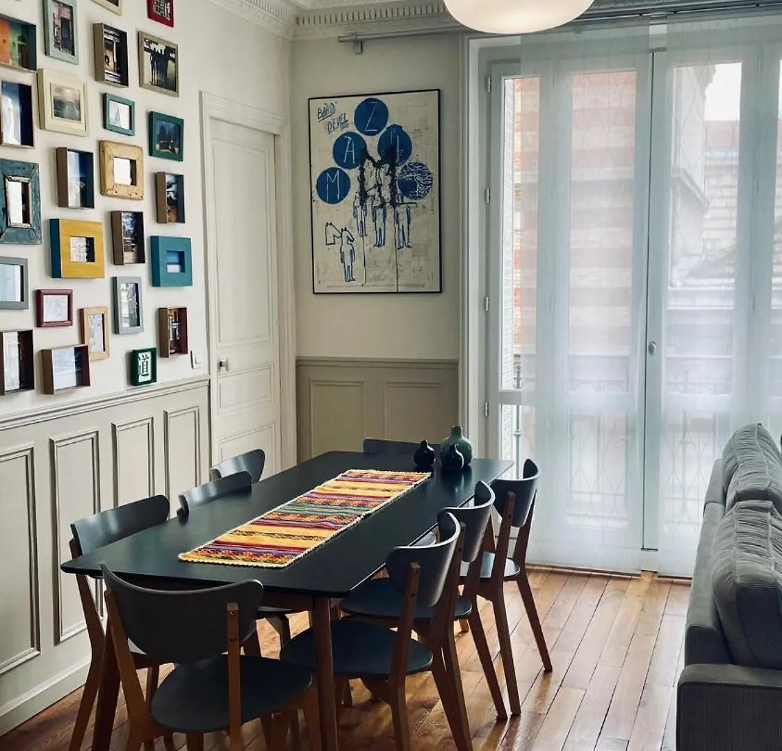 Stylish Parisian Montmartre 2Br Apartment  Parijs